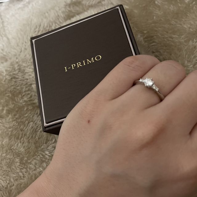 【アイプリモ(I-PRIMO)の口コミ】 指輪の存在感を決め手に選びました。中央のダイヤに加え、両サイドのダイ…