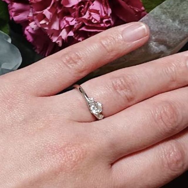 【銀座ダイヤモンドシライシの口コミ】 デザインが気に入り購入しました。勧めてくれた店員さんも説明が上手くス…