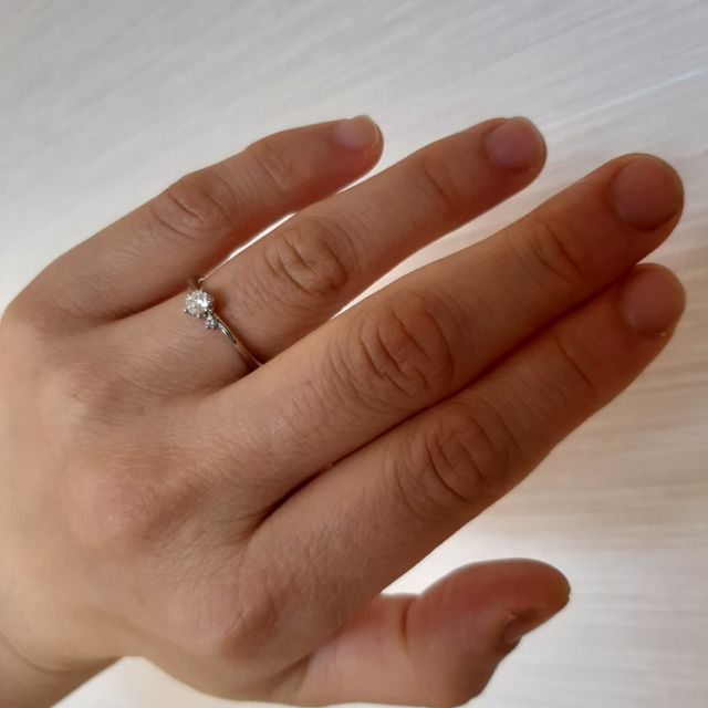 【TOMOE(トモエ)の口コミ】 派手すぎず、ユニークな指輪が良いと思っていました。
ダイヤが桜模様にカ…