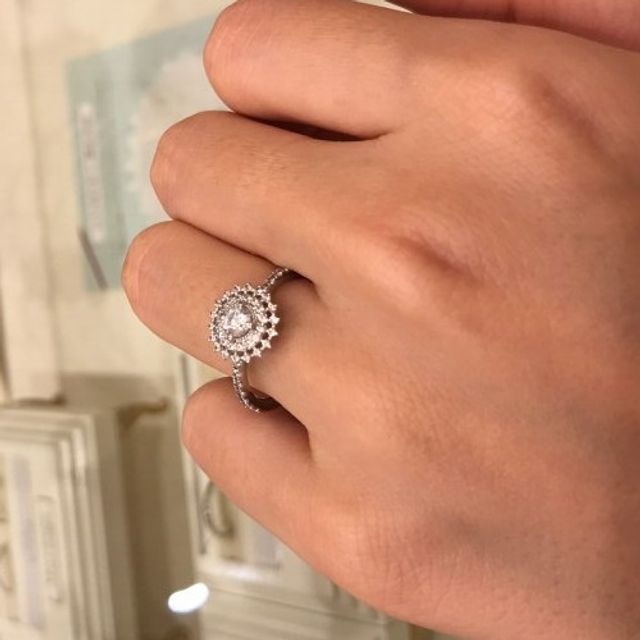 【Mariage ent(マリアージュエント)の口コミ】 ダイヤモンドが高品質でキラキラとした輝きである事や、花をモチーフにし…