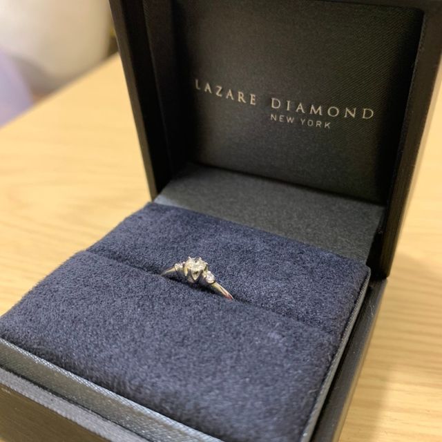 【ラザール ダイヤモンド(LAZARE DIAMOND)の口コミ】 指が細く見えるシャープなデザインにダイヤモンドが程良く目立つデザイン…