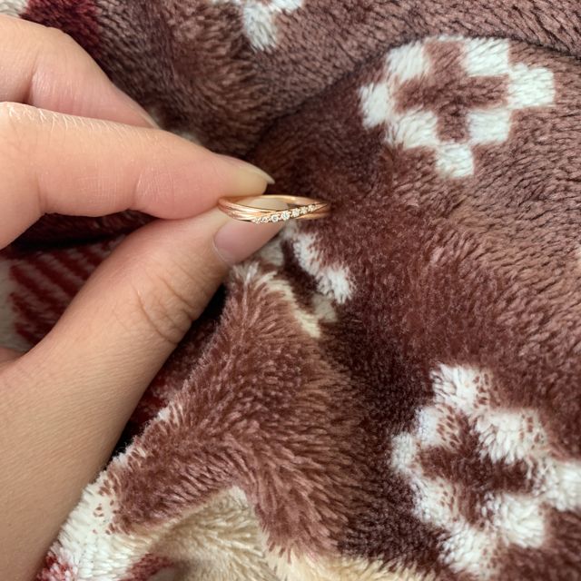 【canal4℃(カナルヨンドシー)の口コミ】 指輪のデザインは石が斜めに着いているのがワンポイントで可愛さをアップ…