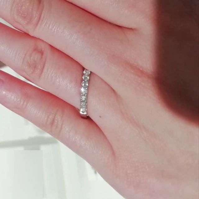 【CHARMY(チャーミー)の口コミ】 連なるダイヤモンドの輝きが綺麗で全体的に上品な印象もあります。シンプ…