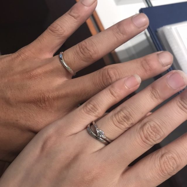 【銀座ダイヤモンドシライシの口コミ】 婚約指輪の、横に２つ並ぶダイヤモンドがかわいい！そしてデザインが女性…