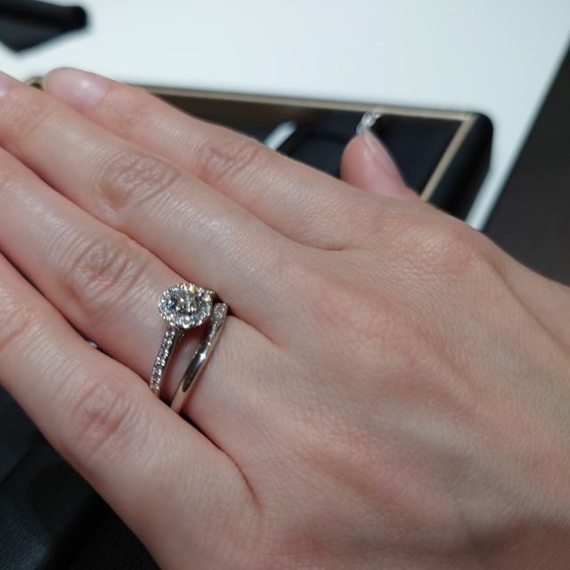 【ラザール ダイヤモンド(LAZARE DIAMOND)の口コミ】 婚約指輪の華やかさで決めました。
ダイヤモンドを固定する爪が小さいので…