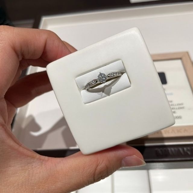 【俄(にわか)の口コミ】 ダイヤの左右にも細かなダイヤがついていますが、派手にならず華やかな印…