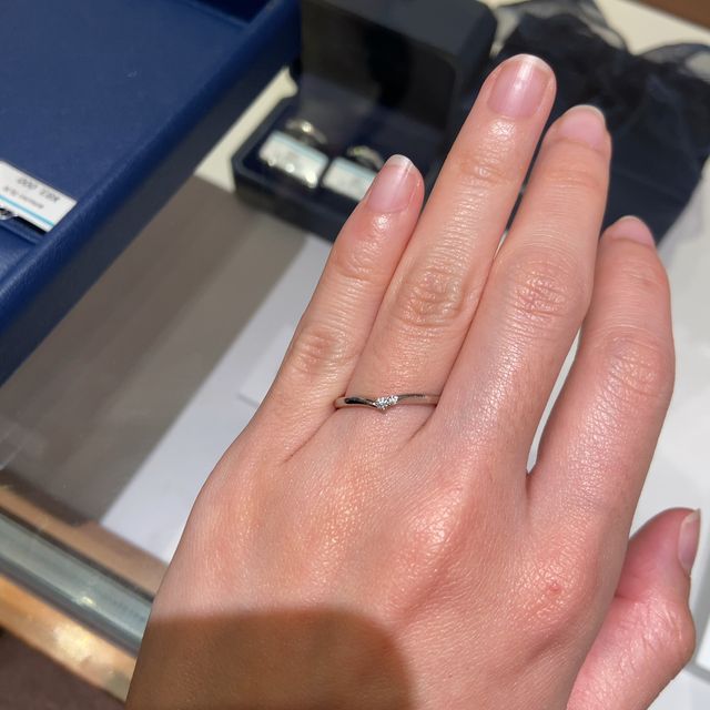 【銀座ダイヤモンドシライシの口コミ】 細身のデザインを探していたのですが、試着しに行ったお店の中で一番細い…