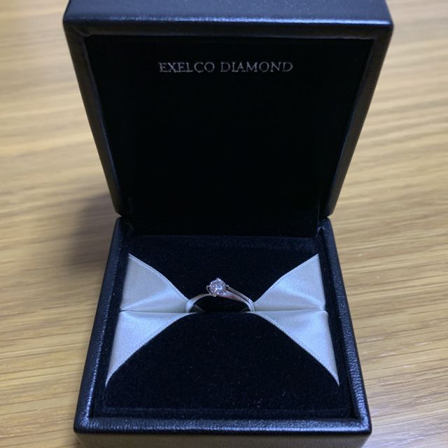 【エクセルコダイヤモンド(EXELCO DIAMOND)の口コミ】 デザインが好みでした。王道の立て爪リングが良かったので、立て爪なのと…