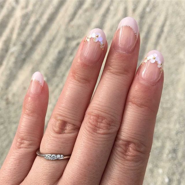 【STAR JEWELRY(スタージュエリー)の口コミ】 デザインは、ひねったシルバーリングで石が挟まれていて可愛げがあるとこ…