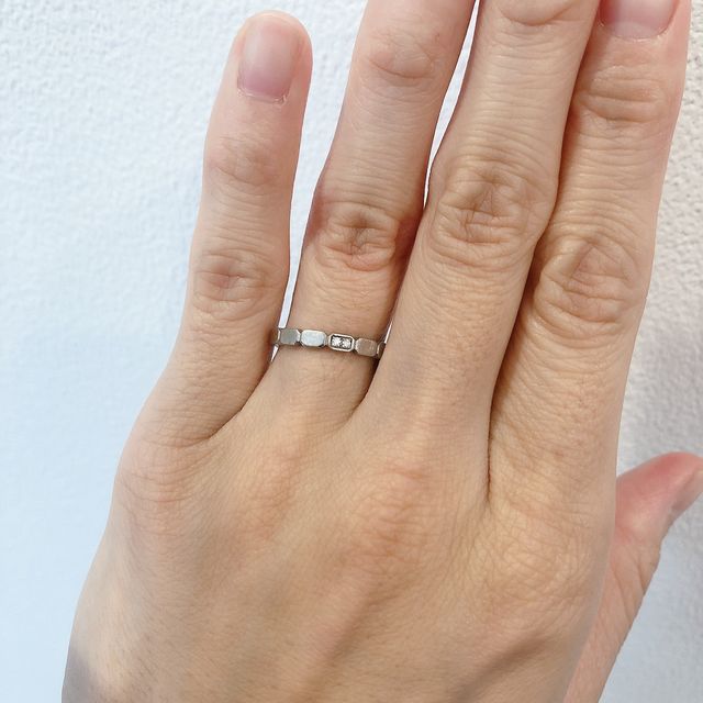 【シャネル(CHANEL)の口コミ】 見た目はシンプルというよりは目立つ形ですが、付けてみると案外手に馴染…