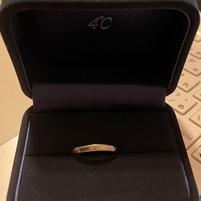 【4℃ BRIDAL(ヨンドシーブライダル)の口コミ】 指が太いので、指輪も太めを選びました。またお互い好きなデザインの指輪…