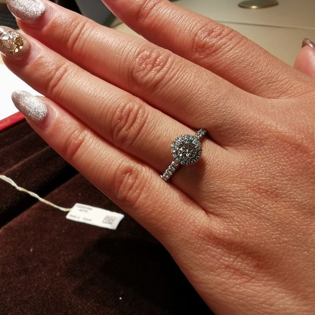 【カルティエ(Cartier)の口コミ】 カルティエダムールの婚約指輪です。
周りに小さいダイヤモンドがついてい…