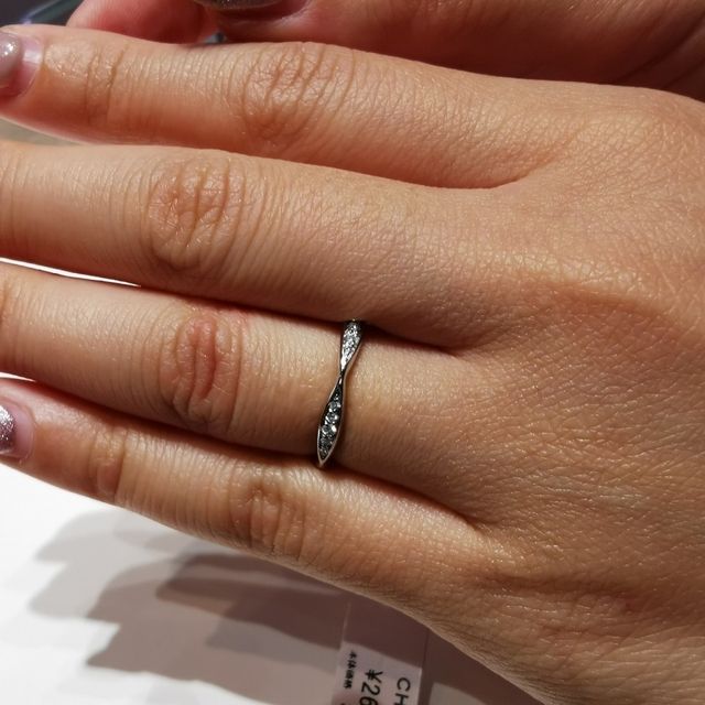 【シャネル(CHANEL)の口コミ】 シャネルのカメリアシリーズの結婚指輪です。
上から見るとお花のモチーフ…