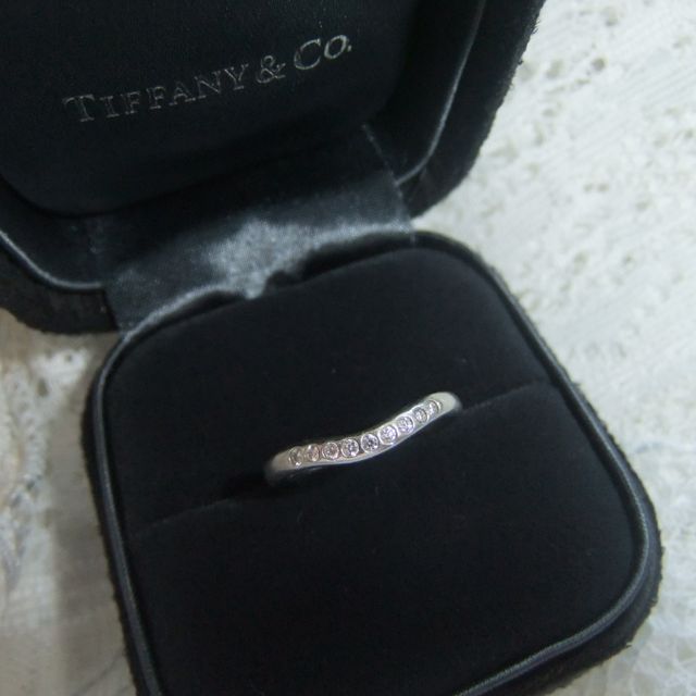 【ティファニー(Tiffany & Co.)の口コミ】 婚約指輪のデザインにフィットするものを探していました。
カーブのライン…