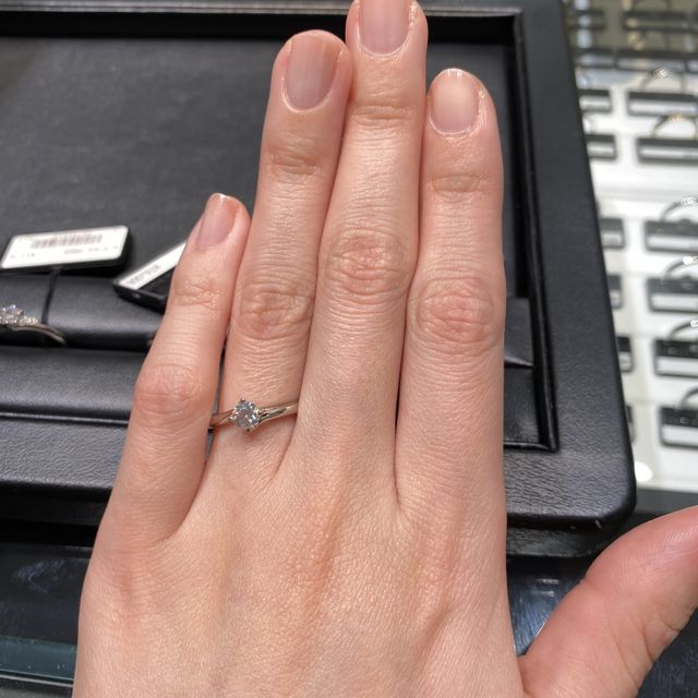 【ラザール ダイヤモンド(LAZARE DIAMOND)の口コミ】 他にもいろんなお店を見に行きましたが、ダイヤを綺麗に見せるための指輪…