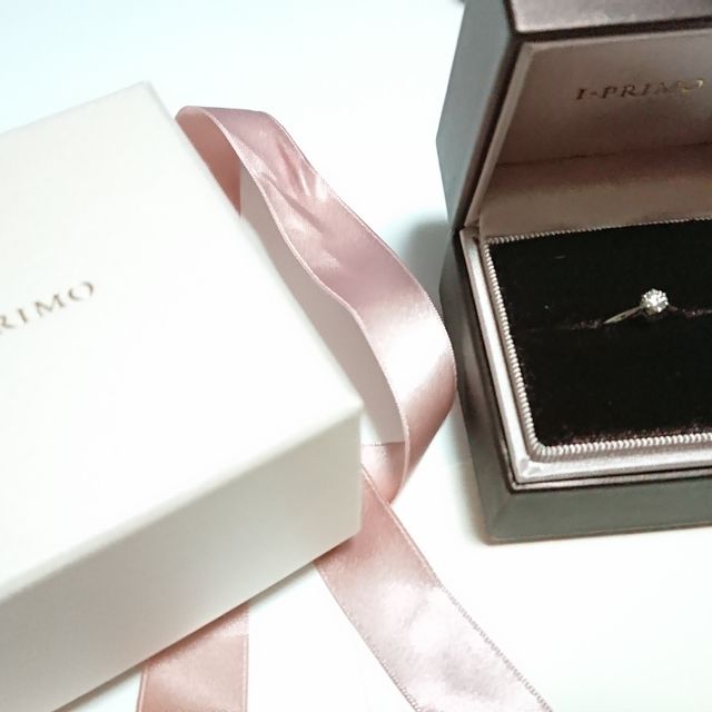 【アイプリモ(I-PRIMO)の口コミ】 指輪のデザインに一目惚れしたのが決め手となりました。
表面のダイヤ部分…