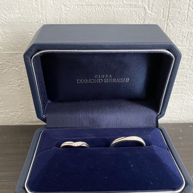 【銀座ダイヤモンドシライシの口コミ】 婚約指輪がゆるいＶ字のデザインになっているので結婚指輪と重ねて付けら…