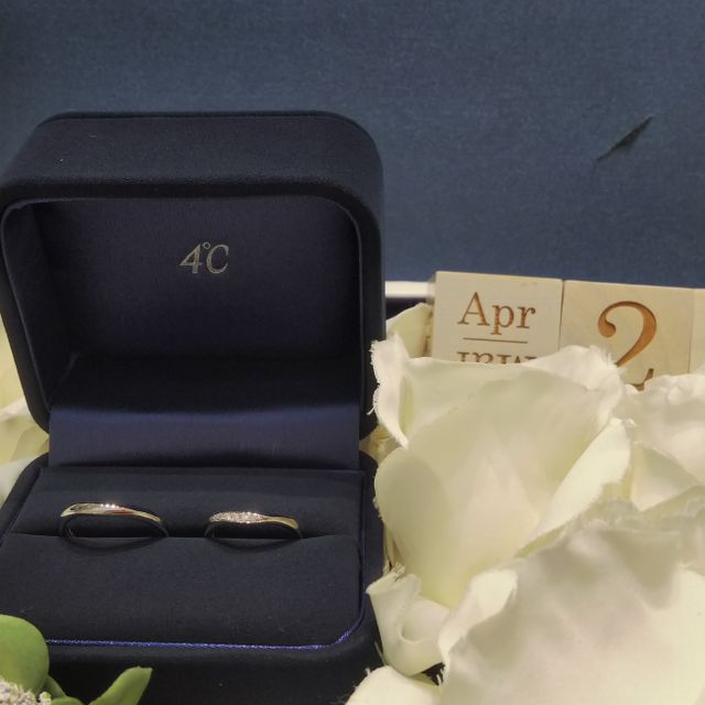 【4℃ BRIDAL(ヨンドシーブライダル)の口コミ】 最初、Sラインで探してましたが、カタログを見たとき、こちらのVラインの…