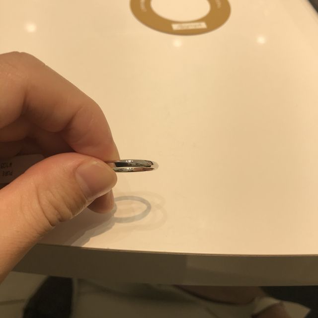 【4℃ BRIDAL(ヨンドシーブライダル)の口コミ】 ストレートですがウェーブが少しあり遊び心ある。
サイズ感も大きすぎず小…