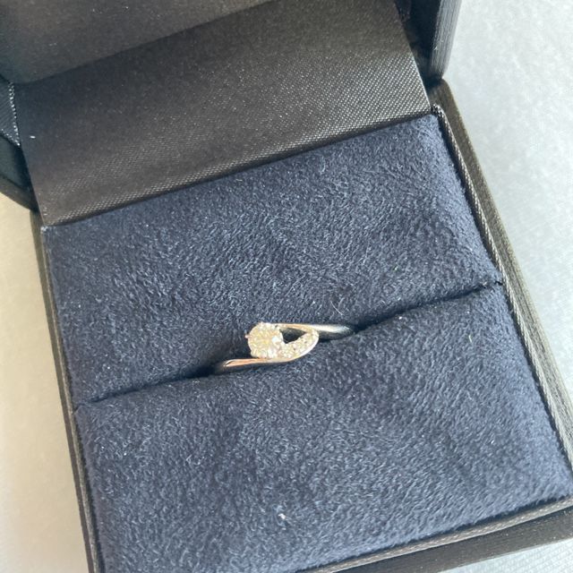 【ラザール ダイヤモンド(LAZARE DIAMOND)の口コミ】 普通とは少し違った個性的なアシンメトリーなデザインを探していたのです…