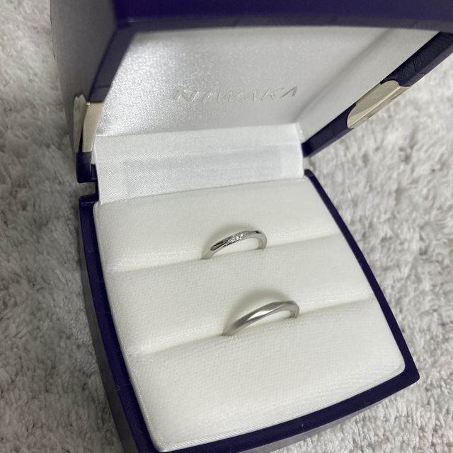 【俄(にわか)の口コミ】 ひねりのあるデザインが特徴的な指輪です。付けた時に正面が分かるような…