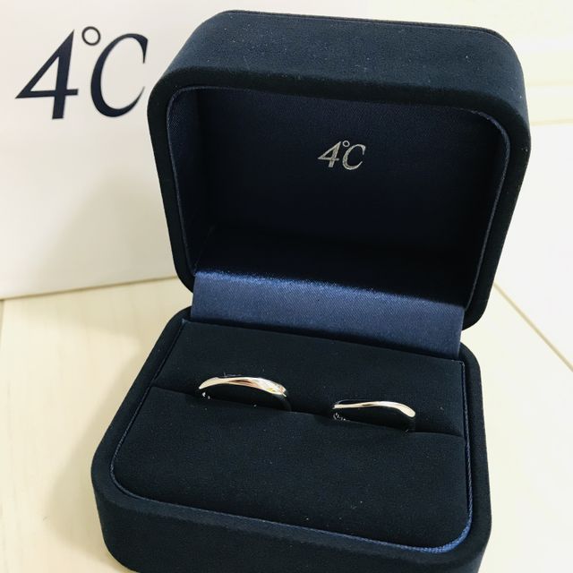 【4℃ BRIDAL(ヨンドシーブライダル)の口コミ】 細めのタイプの指輪を探していて、指がキレイに見えるウェーブラインのも…