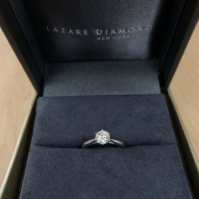 【ラザール ダイヤモンド(LAZARE DIAMOND)の口コミ】 シンプルなデザインで探していて、いろいろ見たなかで1番好みなデザインで…