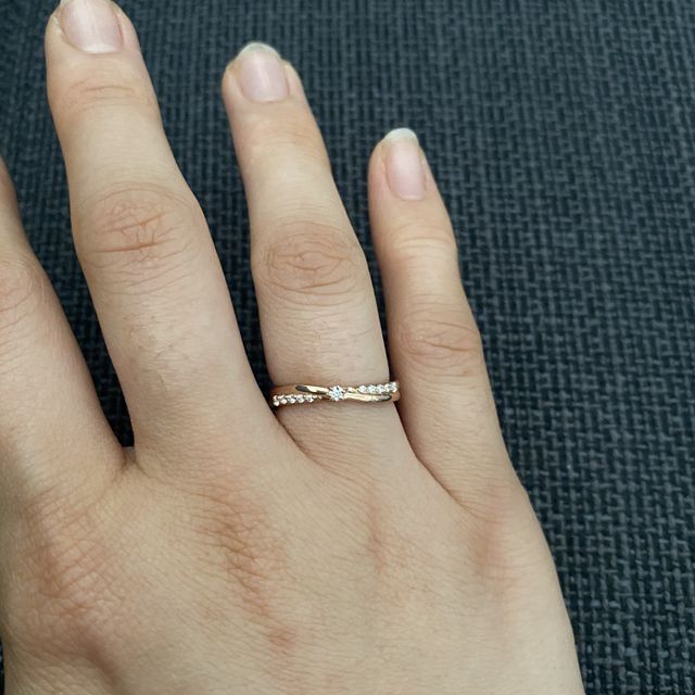 【canal4℃(カナルヨンドシー)の口コミ】 ピンクゴールドで、キラキラ輝く石が可愛くて、これを選びました。ねじり…