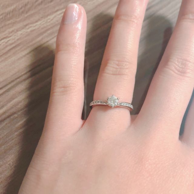 【銀座ダイヤモンドシライシの口コミ】 ・細かいメレダイヤが上品にキラキラ輝いているデザイ 
   ンに惹かれまし…