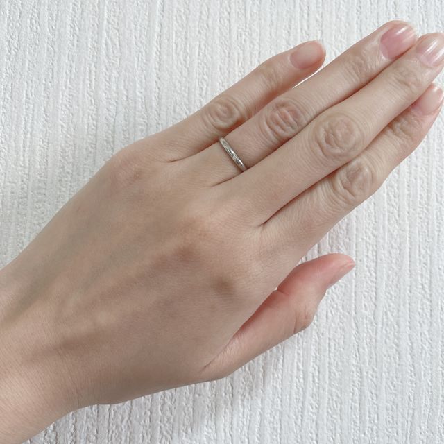【銀座ダイヤモンドシライシの口コミ】 シンプルなデザインで探していました。普段指輪を付けないので、付けてい…