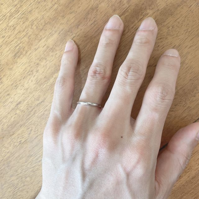 【銀座ダイヤモンドシライシの口コミ】 婚約指輪をダイヤモンドシライシさんで購入したので、重ね付けも考えて、…