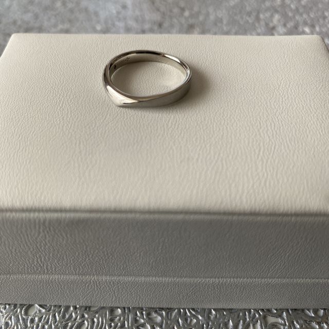 【Mariage ent(マリアージュエント)の口コミ】 婚約指輪(AntwerpBrilliantのSirius)との重ね付けでバランスの良いデザイ…