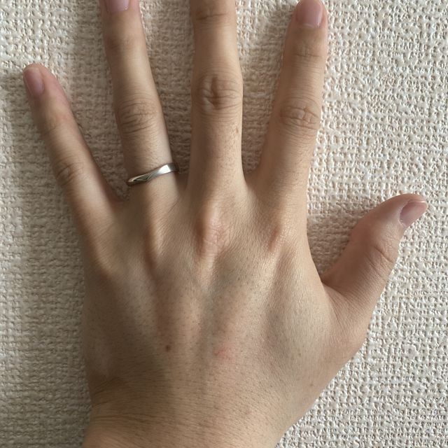 【Mariage ent(マリアージュエント)の口コミ】 婚約指輪(AntwerpBrilliantのSirius)との重ね付けでバランスの良いデザイ…