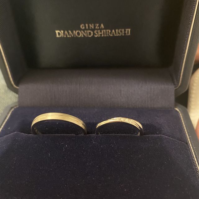 【銀座ダイヤモンドシライシの口コミ】 指輪のデザインで決めました。女性側の指輪はダイヤモンドの入り方が左の…