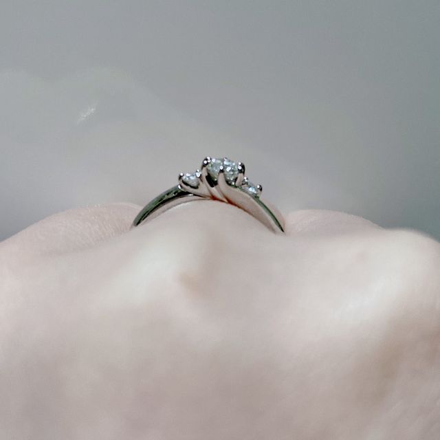 【銀座ダイヤモンドシライシの口コミ】 アームが細く曲線的で、横から見た時も可愛いデザインを求めており、Aigle…