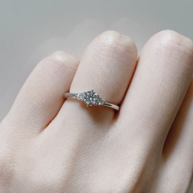 【銀座ダイヤモンドシライシの口コミ】 アームが細く曲線的で、横から見た時も可愛いデザインを求めており、Aigle…