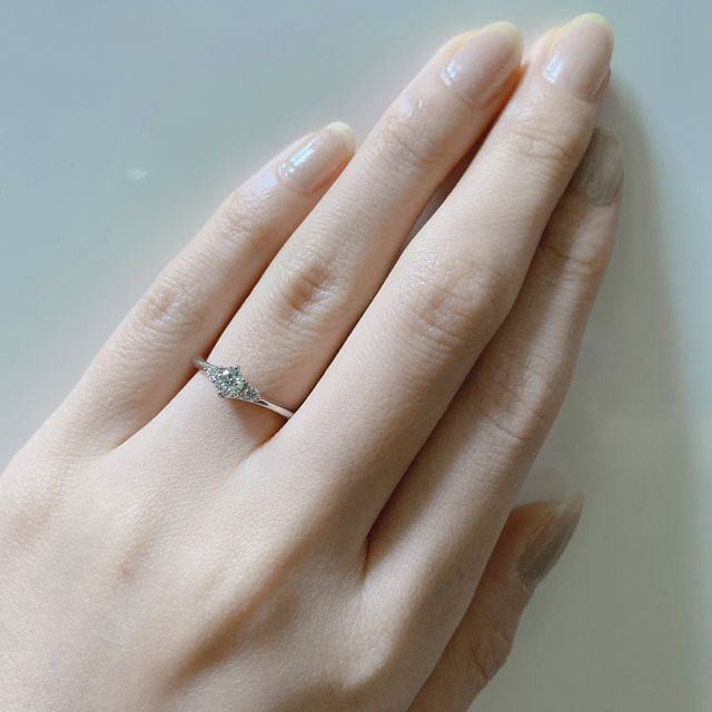 【銀座ダイヤモンドシライシの口コミ】 アームが細く曲線的で、横から見た時も可愛いデザインを求めており、Aigle…