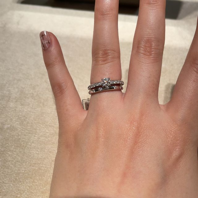 【ブルガリ(BVLGARI)の口コミ】 1枚目の婚約指輪はブルガリで人気のデザインとのことでした。
センターダ…