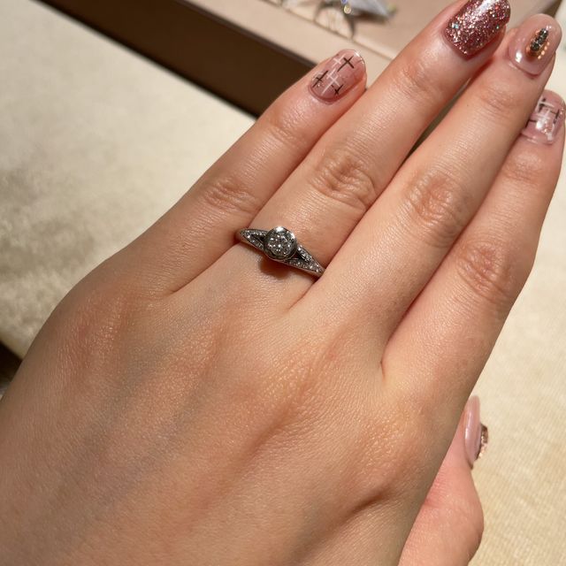 【ブルガリ(BVLGARI)の口コミ】 1枚目の婚約指輪はブルガリで人気のデザインとのことでした。
センターダ…