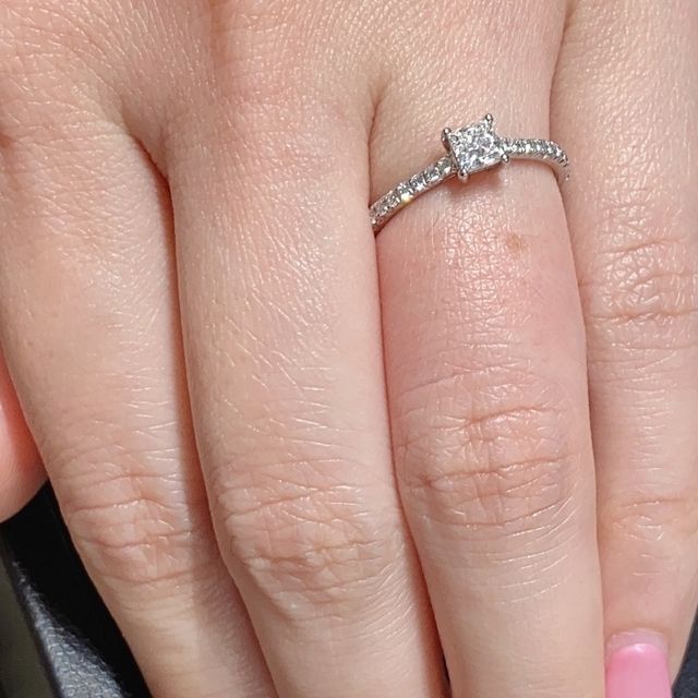 【ティファニー(Tiffany & Co.)の口コミ】 スクエアタイプのデザインが珍しく、一目惚れしました。0.3カラットを超え…