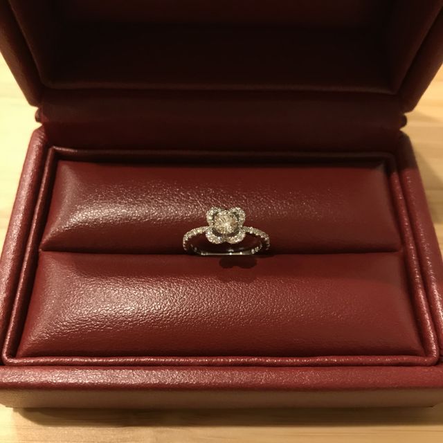 【モニッケンダム(MONNICKENDAM)の口コミ】 お取り寄せしたお花の形の婚約指輪。店頭には置いてなかったものです。他…