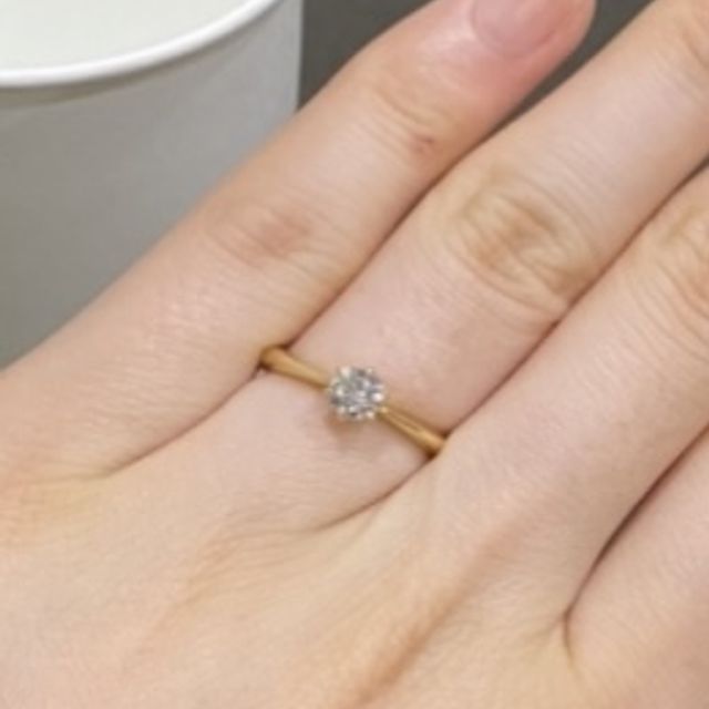 【銀座ダイヤモンドシライシの口コミ】 シンプルですが、ラインがとても綺麗です。
また、他の人はプラチナが多い…