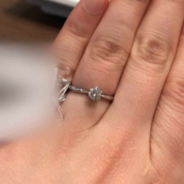 【BRIDGE ANTWERP BRILLIANT GALLERY(ブリッジ・アントワープ・ブリリアント・ギャラリー)の口コミ】 ダイヤモンドのカット技術が高くキラキラとして綺麗です。シンプルなリン…