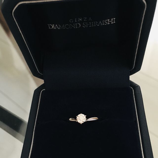 【銀座ダイヤモンドシライシの口コミ】 婚約指輪はダイヤが際立つシンプルなデザインながらも指がすっきり見えるV…