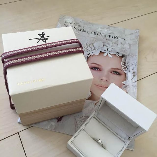 【トリニティ(Trinity)の口コミ】 資料請求をしてたくさんの指輪を見ていましたが、一番ピンっと来ていたデ…