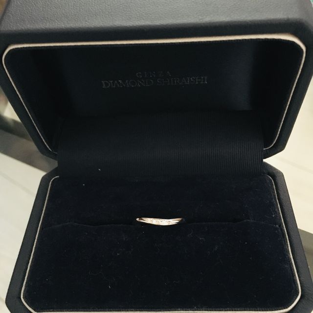 【銀座ダイヤモンドシライシの口コミ】 中央部分が上品に輝き、形は少しウェーブが入り指がすっきり見える物を選…
