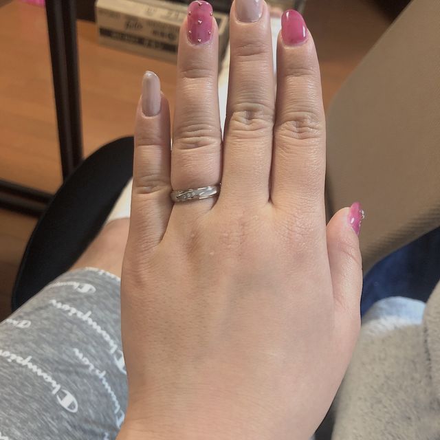 【銀座ダイヤモンドシライシの口コミ】 デザインを重視して検討していました。
好みが、
（妻）太め、シンプルす…