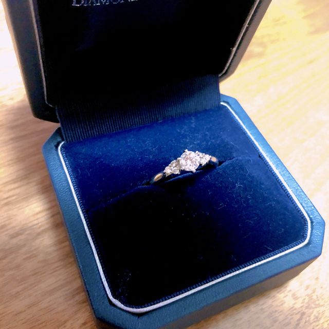 【銀座ダイヤモンドシライシの口コミ】 色々なお店の婚約指輪を見ましたが、一目惚れしました。可愛らしいデザイ…