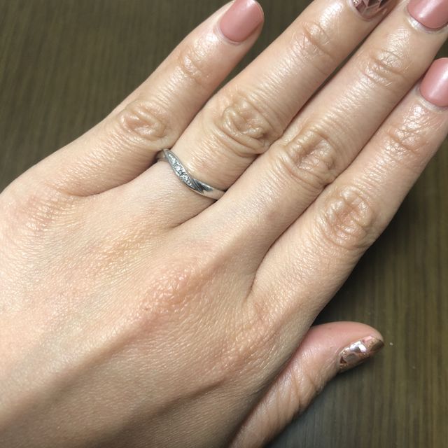 【ラザール ダイヤモンド(LAZARE DIAMOND)の口コミ】 デザインと付け心地です。さりげないダイヤが気に入っているのと、長く使…