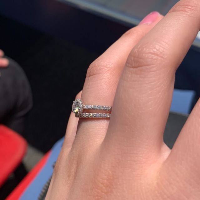 【銀座ダイヤモンドシライシの口コミ】 センターダイヤを囲む土台が丸いものとエタニティのセットで探していまし…